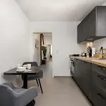 Elly Nine - Stylish Urban Apartment *