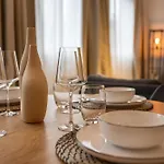 Elly Nine - Stylish Urban Apartment *