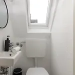 Elly Nine - Stylish Urban Apartment *