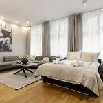 Elly Nine - Stylish Urban Apartment *