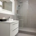 Elly Nine - Stylish Urban Apartment