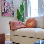 Elly Nine - Stylish Urban Apartment *