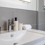 Elly Nine - Stylish Urban Apartment *