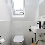 Elly Nine - Stylish Urban Apartment