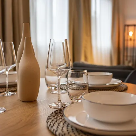 Elly Nine - Stylish Urban Apartment *