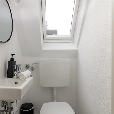 Elly Nine - Stylish Urban Apartment *