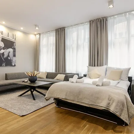 Elly Nine - Stylish Urban Apartment *