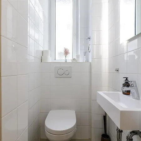 Elly Nine - Stylish Urban Apartment *