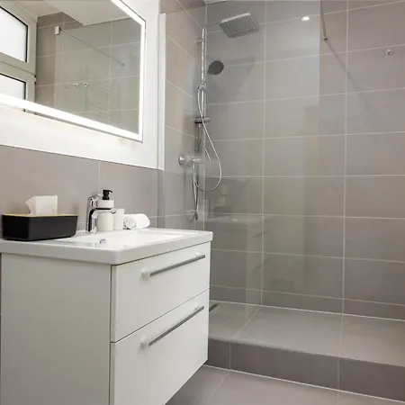 Elly Nine - Stylish Urban Apartment