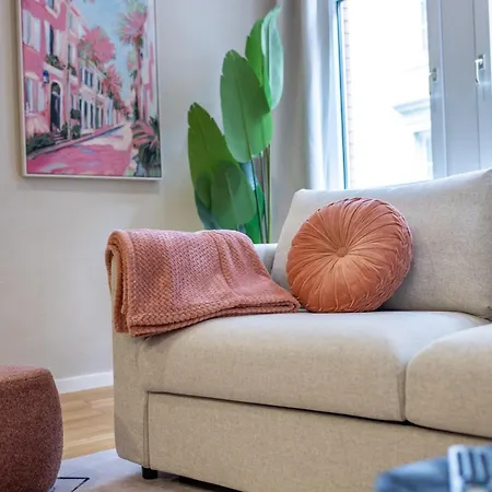 Elly Nine - Stylish Urban Apartment *