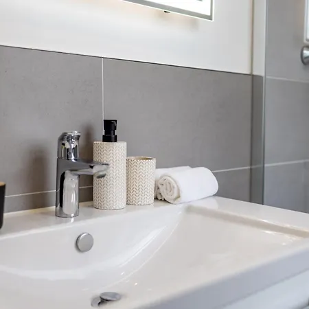 Elly Nine - Stylish Urban Apartment *