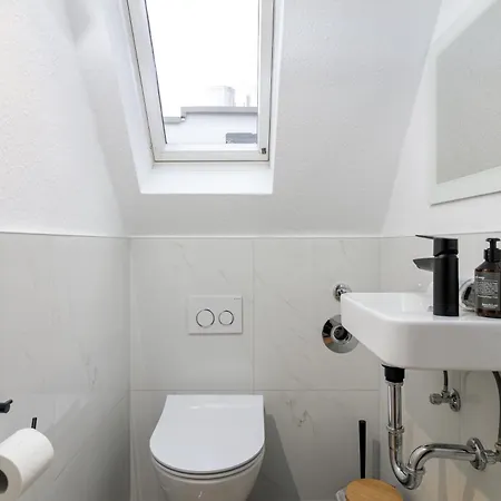 Elly Nine - Stylish Urban Apartment