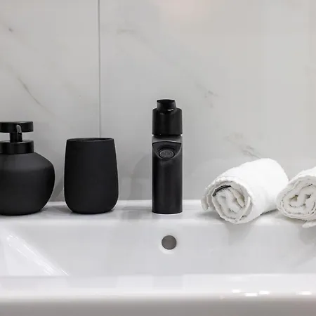 Elly Nine - Stylish Urban Apartment *