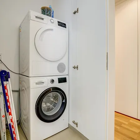 Elly Nine - Stylish Urban Apartment